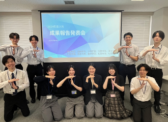 新卒2年目　成果報告発表会風景