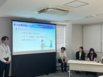 新卒2年目　成果報告発表会風景
