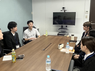 新卒2年目　成果報告発表会風景