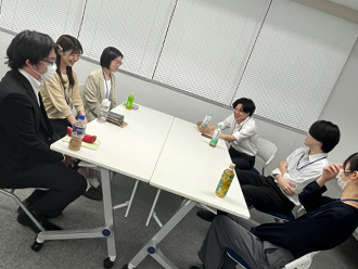 新卒2年目　成果報告発表会風景