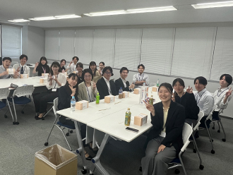新卒2年目　成果報告発表会風景